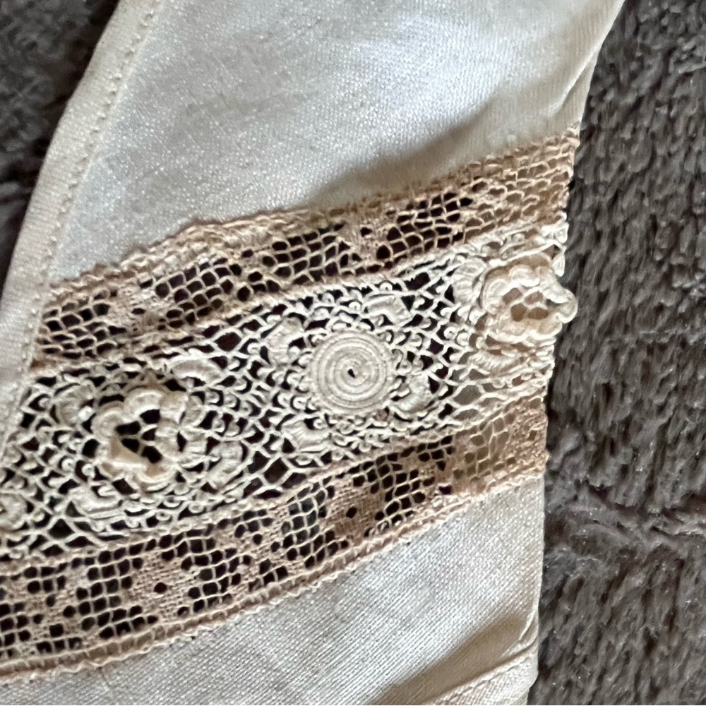 Vintage. Elegant Lace Trimmed Satin Antique Collar